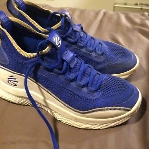 Curry 8 size 7